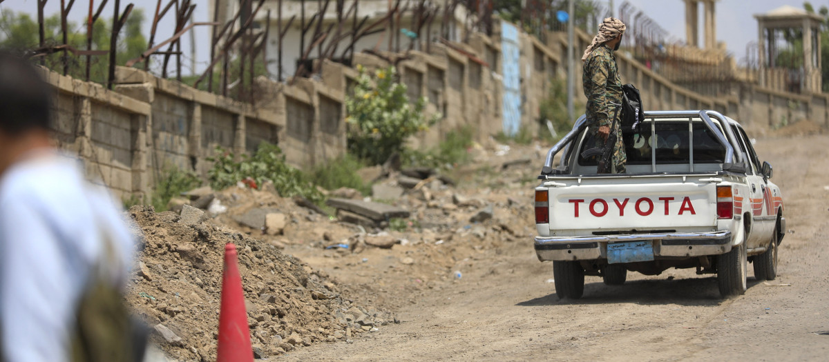 Soldados del gobierno yemení, respaldado por Arabia Saudí, viajan en una camioneta cerca del frente de Jabal Han, al oeste de la ciudad de Taiz,