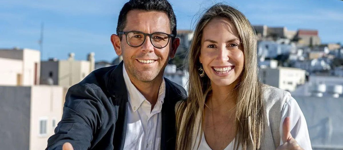 El alcalde de Ibiza, Rafa Triguero, junto a la dimitida Ana Ferrer durante la campaña electoral de 2023.