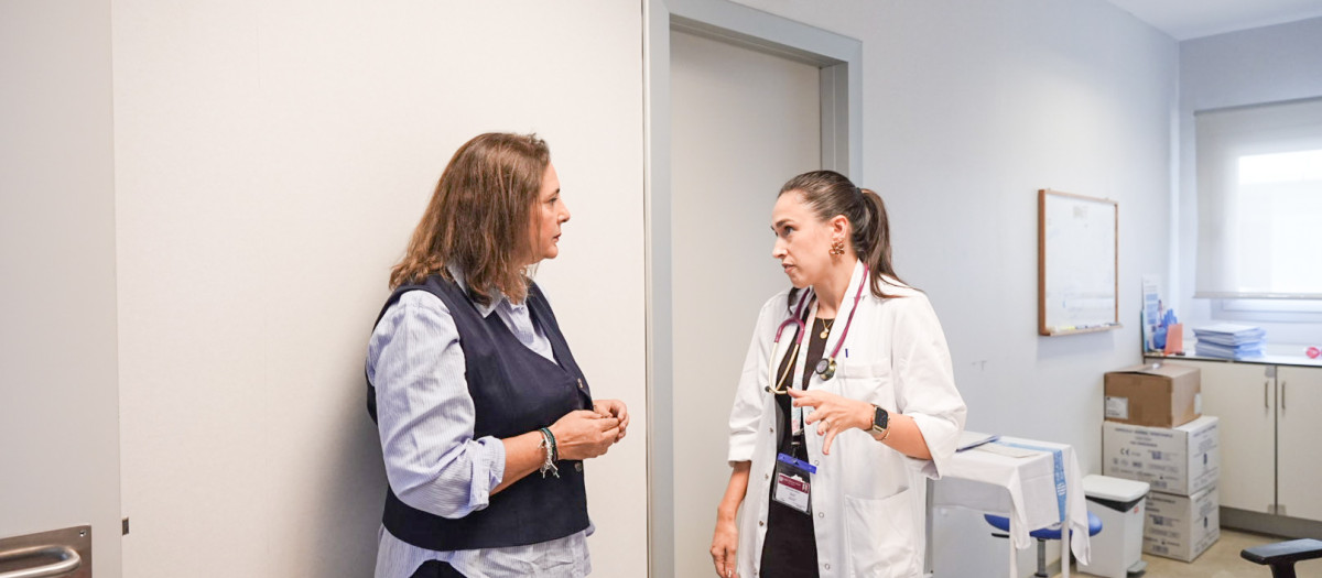 La consellera balear de Salud, Manuela García (izq.), charla con la neumóloga Sofía Acero, en el Hospital de Formentera.