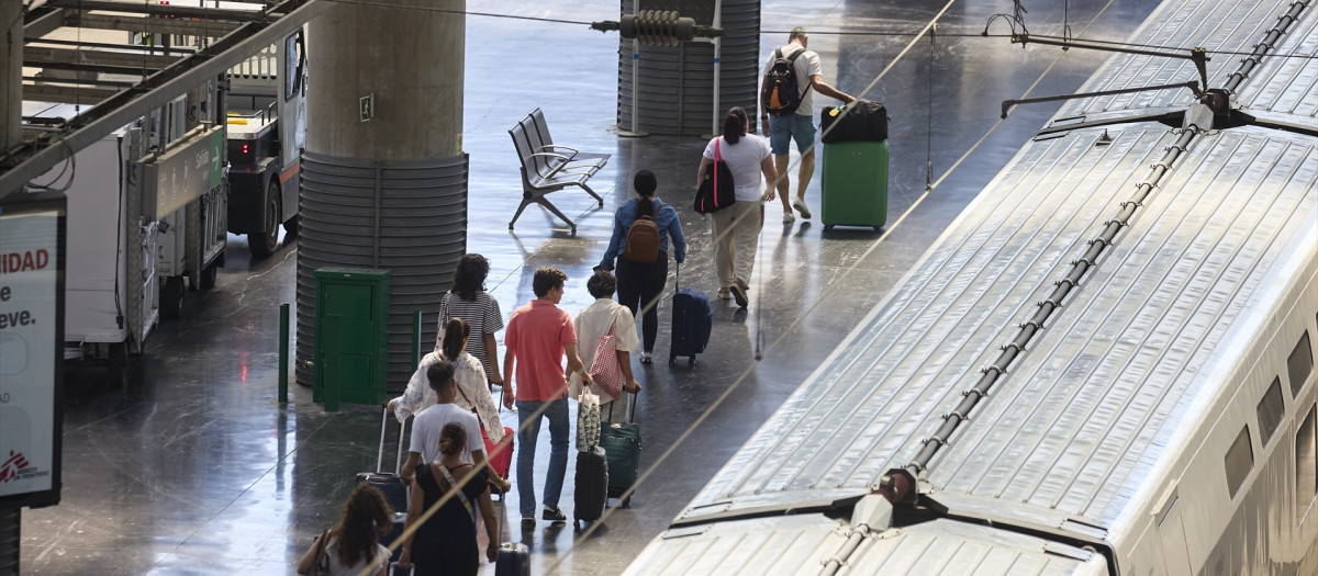 (Foto de ARCHIVO)
Varias personas en la estación de trenes Puerta de Atocha-Almudena Grandes, a 18 de agosto de 2024, en Madrid (España). Renfe ha ofrecido cerca de 1,8 millones de plazas en alrededor de 6.800 trenes entre AVE, Avlo, Alvia, Euromed, Intercity, Avant y Media Distancia para facilitar los desplazamientos de los viajeros desde el pasado 9 de agosto hasta hoy con motivo del puente de agosto y el final de la primera quincena de agosto.

Jesús Hellín / Europa Press
18 AGOSTO 2024;TREN;PUENTE;AGOSTO;VERANO;ESTACIÓN
18/8/2024