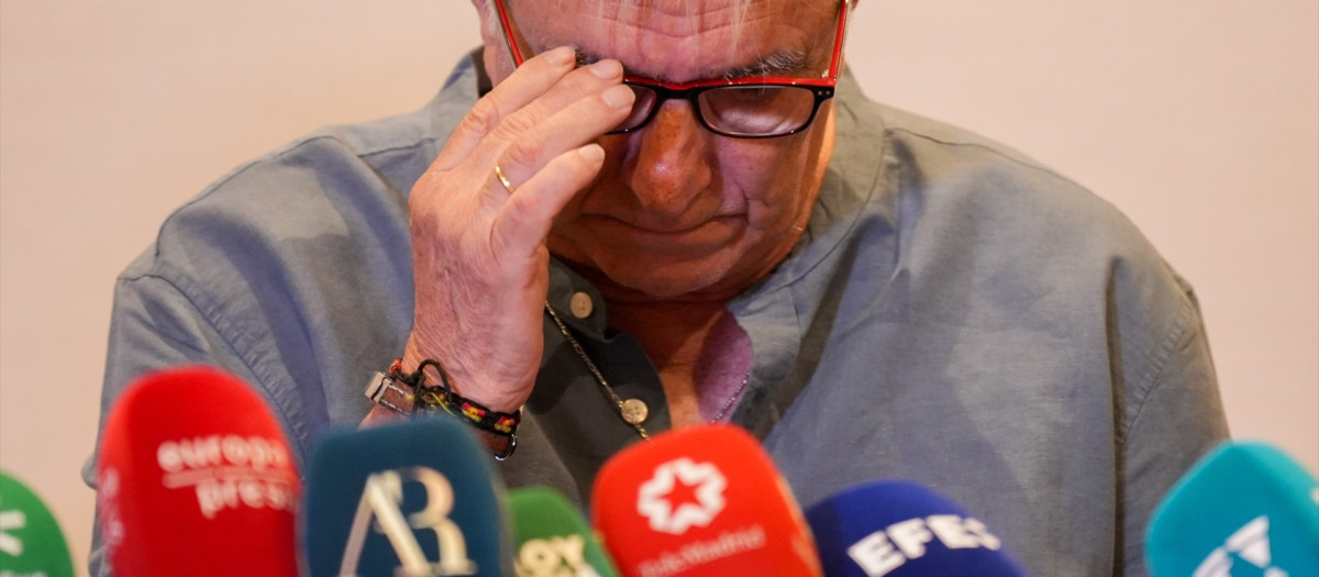 (Foto de ARCHIVO)
José Antonio Molino, abuelo de la bebe fallecida por quemaduras informa ante los medios sobre el suceso de su nieta. A 9 de junio de 2026 en Sevilla (Andalucía, España). El abuelo y portavoz de la familia paterna de Leyre Montes, la bebé de 16 meses de Bormujos (Sevilla) fallecida tras sufrir quemaduras graves en su cuerpo, José Antonio Molino, ha señalado que la menor presentaba en ocasiones "lesiones o marcas físicas" al pasar del cuidado de su madre a su padre y ha aludido a la existencia de "versiones contradictorias" sobre lo ocurrido el pasado 30 de marzo, cuando, según la versión conocida hasta el momento, la niña sufrió presuntamente quemaduras durante un baño en la vivienda de su abuela materna.

Francisco J. Olmo / Europa Press
09/6/2026