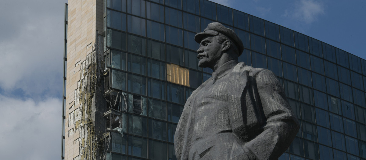 Un monumento al fundador de la Unión Soviética, Vladimir Lenin, se alza frente a un centro comercial dañado tras un ataque nocturno que las autoridades locales, designadas por Rusia, calificaron de ataque con drones ucranianos, en Donetsk, Ucrania bajo control ruso