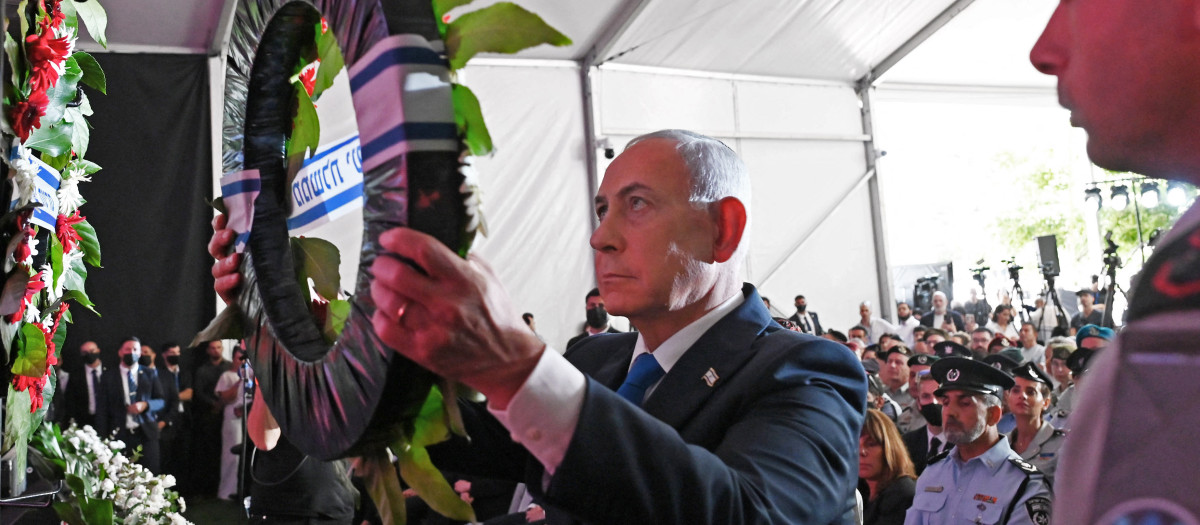 El primer ministro israelí, Benjamin Netanyahu, depositó una corona de flores durante la ceremonia conmemorativa estatal del tercer aniversario del ataque del 7 de octubre, en el cementerio militar del Monte Herzl en Jerusalén