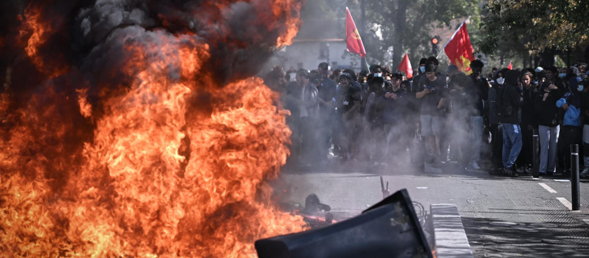PARIS (France), 01/10/2026.- High school students protest against the education conditions in Saint Denis north of Paris, France, 01 October 2026. (Protestas, Francia) EFE/EPA/Firas Abdullah
