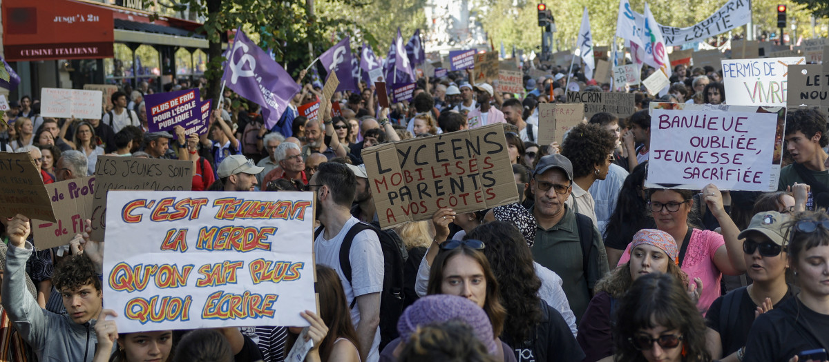 Varias personas participan en una manifestación que forma parte de una jornada nacional de movilizaciones convocada por estudiantes de secundaria, a quienes se han unido sindicatos y profesores, que durante días han exigido mejores condiciones de aprendizaje en protestas que se vieron interrumpidas por violentos enfrentamientos en París
