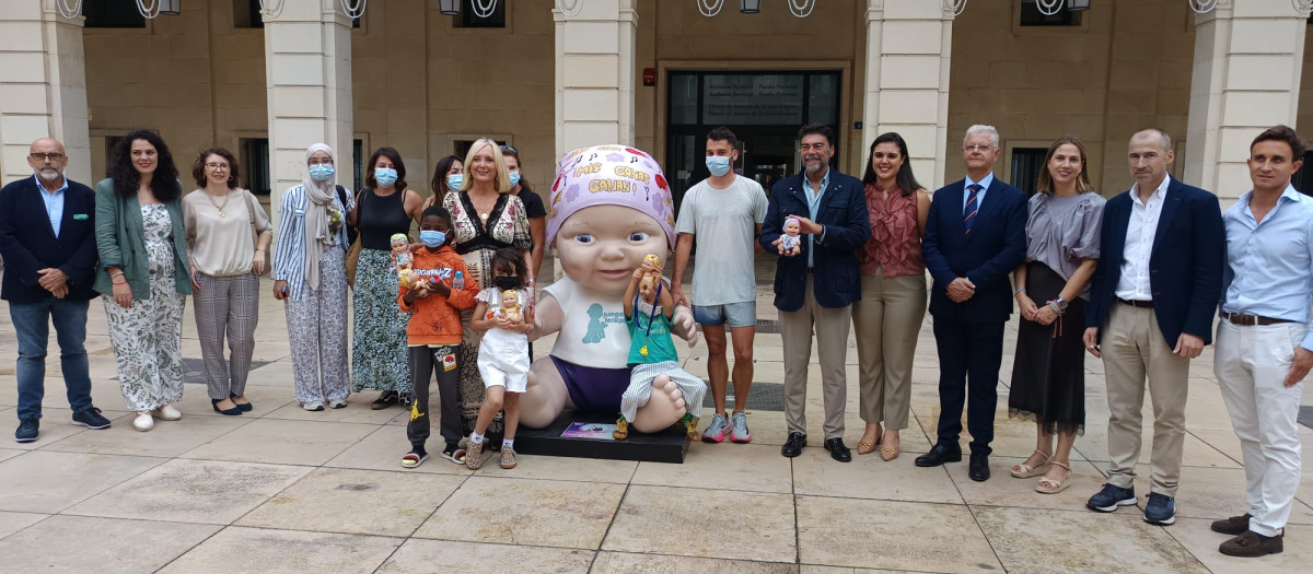 Exposición de ‘Baby Pelones’ gigantes instalada en Alicante