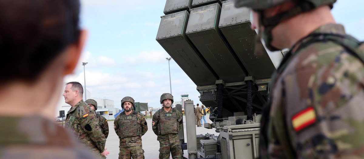 Soldados españoles muestran la unidad de defensa antiaérea NASAMS desplegada por España en junio de 2022