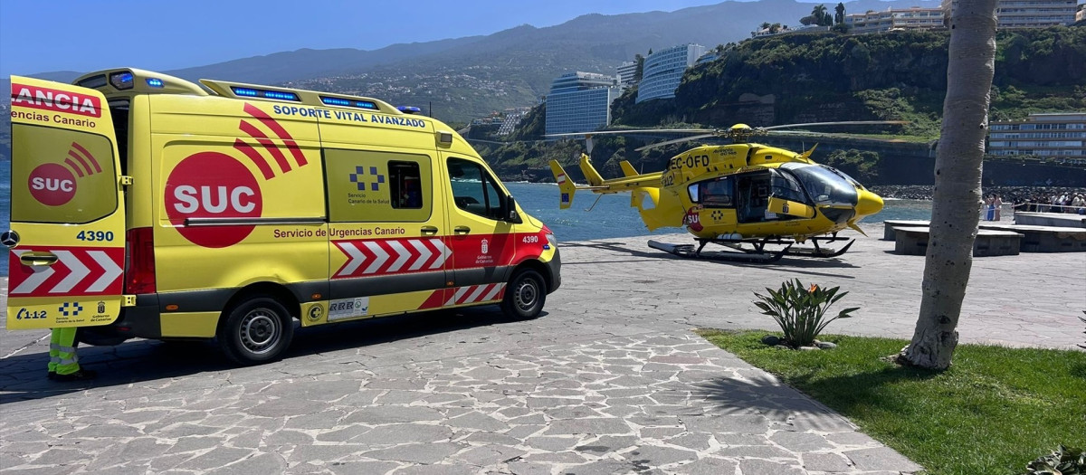 Ambulancia y helicóptero del 112 Canarias