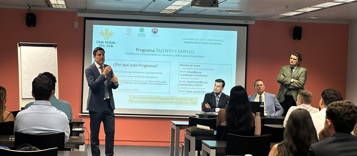 Los profesores de la UNIA han comenzado a impartir las primeras clase formativas en Caja Rural del Sur