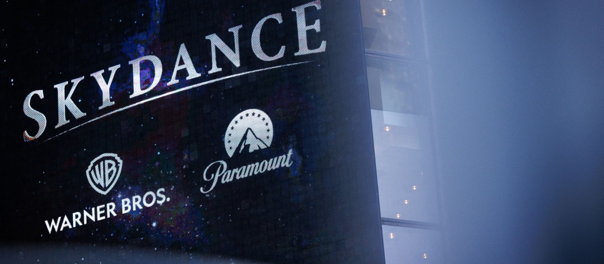 Un cartel publicitario de Skydance frente a la sede de Paramount Global en Times Square