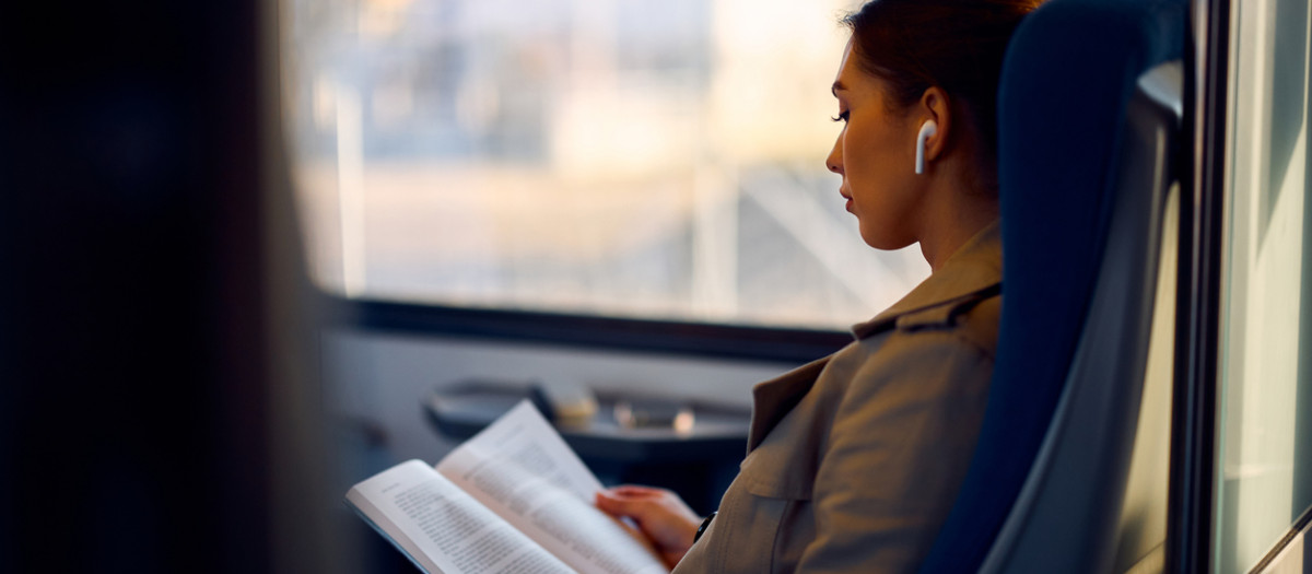 Una mujer lee en el transporte público