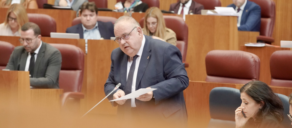 El consejero de Sanidad y Bienestar Social, Alejandro Vázquez, este martes, en las Cortes