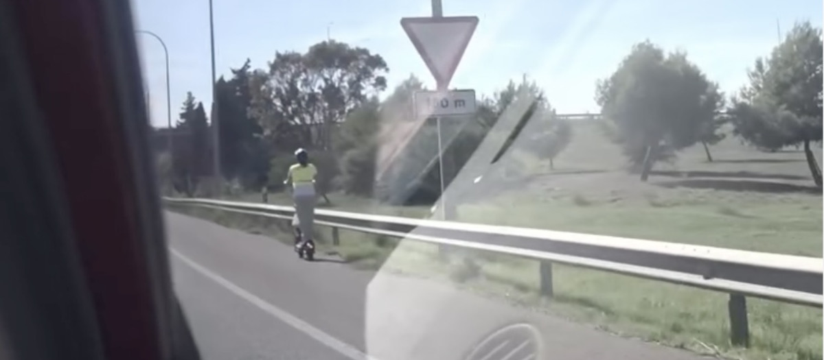 Una persona circulando en patinete por el arcén de la Ma-13. El vídeo ha sido difundido por @mallorcaviral.
