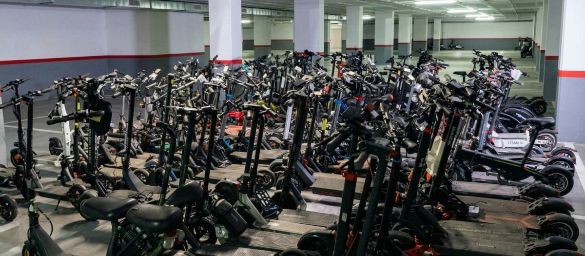 Cientos de patinetes requisados en las dependencias del Ayuntamiento de Barcelona