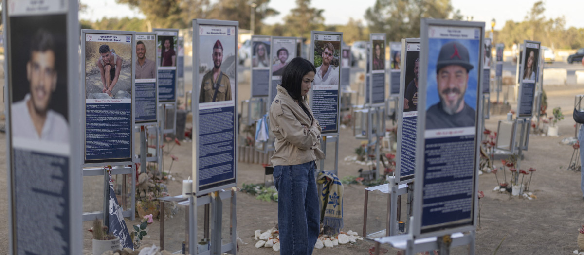 Una mujer israelí rinde homenaje a las víctimas de los ataques de Hamás de 2023 en el recinto del festival Nova en Reim, al sur de Israel
