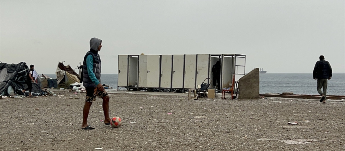 Varios migrantes esperan a ser trasladados en la explanada del Guano, a 6 de octubre de 2026, en Ceuta