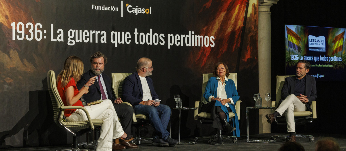 La exdiputada Tania Sánchez, el presidente de Atenea, Iván Espinosa de los Monteros, el escritor Edu Galán, la periodista y escritora Nativel Preciado y el portavoz nacional del PP, Borja Sémper, durante el debate “Noventa años después ¿es posible el diálogo sobre la Guerra Civil española?”