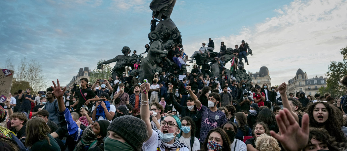 Imagen de manifestantes en la Plaza de la República en París