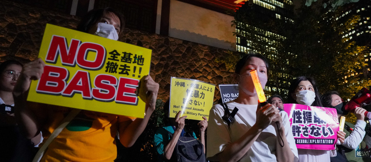 varias personas protestaron frente a la Embajada de Estados Unidos en Tokio contra el asesinato de una mujer en Okinawa