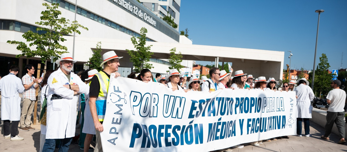 Médicos y facultativos durante una concentración frente al Hospital 12 de Octubre