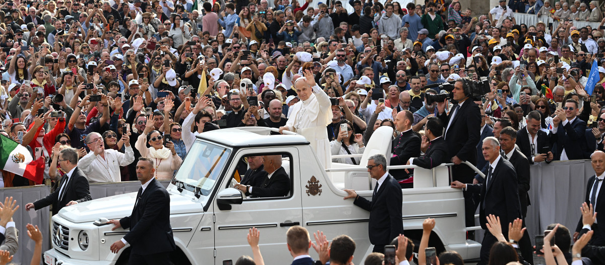 El Papa saluda a los fieles congregados en la Plaza de San Pedro