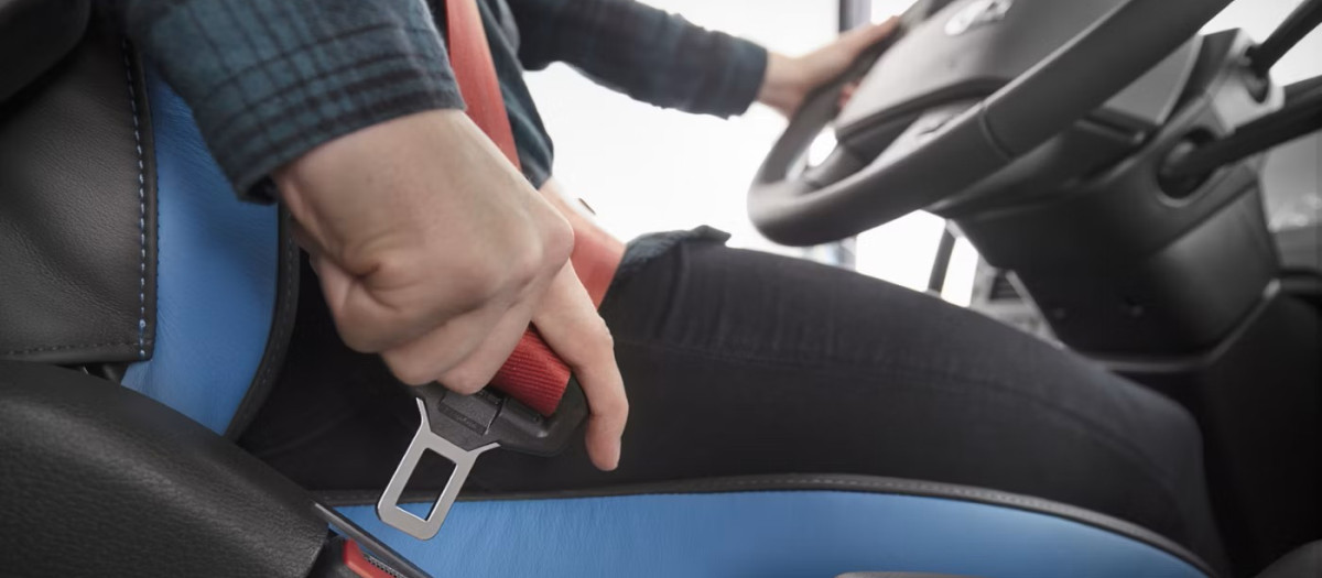El cinturón debe ponerse y quitarse con el coche completamente parado