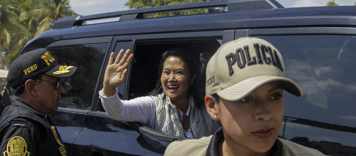 Keiko Fujimori, presidente de Perú, saluda en medio de policías