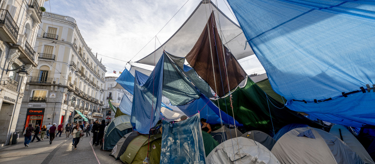 Tiendas de campaña durante la acampada por la vivienda en la Puerta del Sol