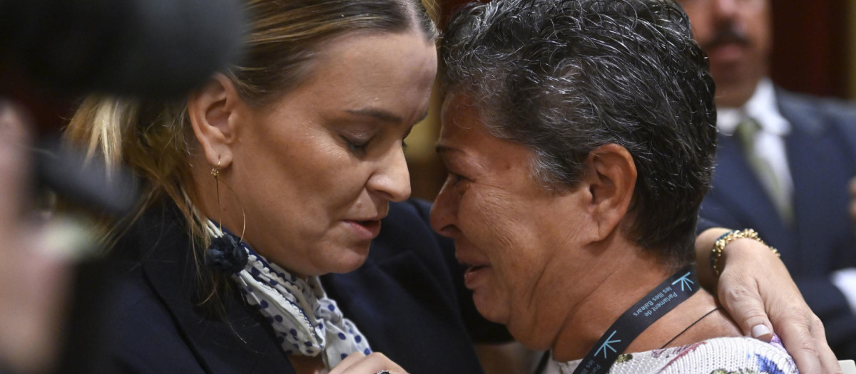 Prohens se abraza a Pilar López en medio del Parlament balear