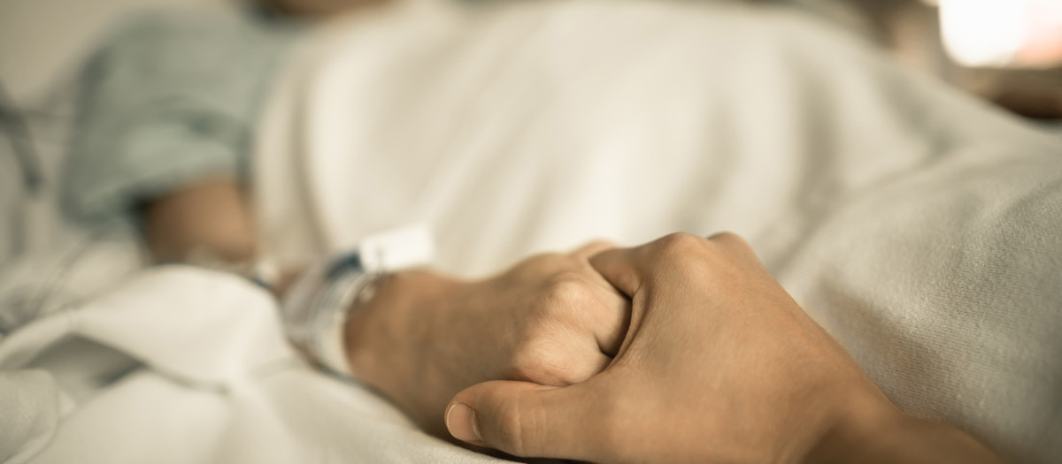 Hombre enfermo en cuidados paliativos