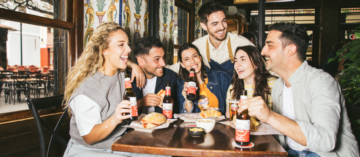 Imagen de un grupo de personas durante un almuerzo