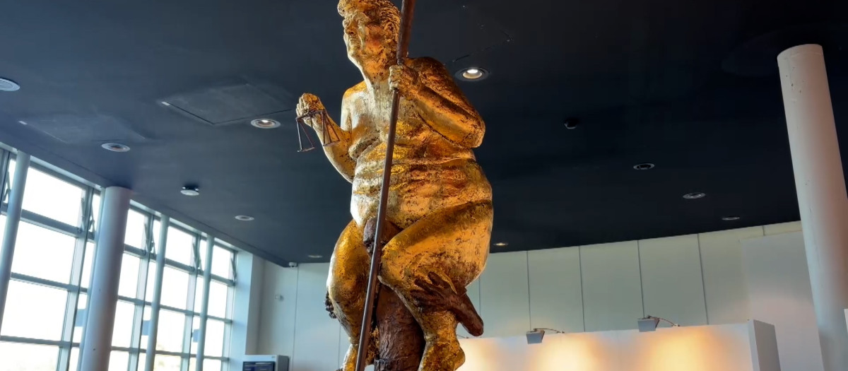 La escultura del Parlamento Europeo que representa a Trump desnudo
