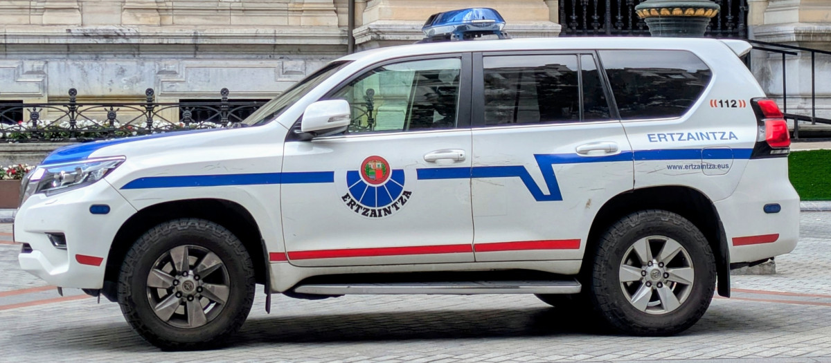(Foto de ARCHIVO)
Coche de Ertzaintza en Bilbao

EUROPA PRESS
02/8/2025