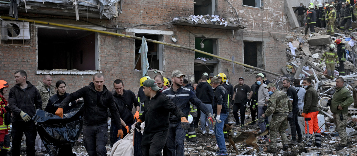 Los rescatistas transportan el cuerpo de un residente local mientras realizan operaciones de búsqueda y rescate en el lugar del ataque aéreo ruso contra un edificio residencial de varias plantas en Pryluky