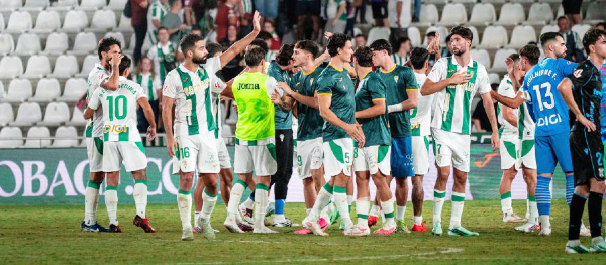Los jugadores del Córdoba tras superar al Tenerife