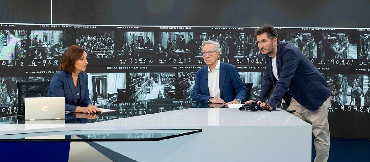Carlos del Amor con Pepa Bueno e Iñaki Gabilondo

REMITIDA / HANDOUT por RTVE
Fotografía remitida a medios de comunicación exclusivamente para ilustrar la noticia a la que hace referencia la imagen, y citando la procedencia de la imagen en la firma
07/10/2026