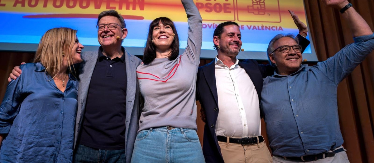 Imagen del acto del PSOE de Valencia con Pilar Bernabé, Ximo Puig, Diana Morant, Carlos Bielsa y Manolo Mata.