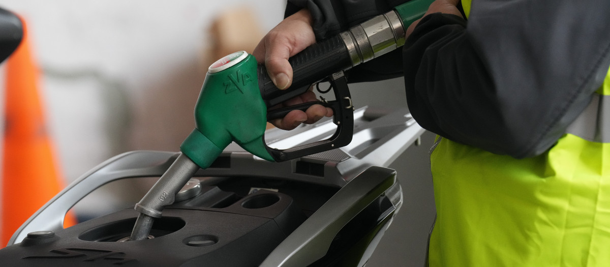 Una persona echa combustible