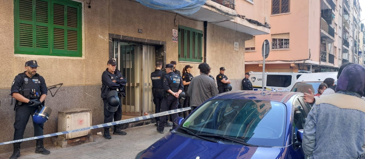 Efectivos policiales en un deshaucio