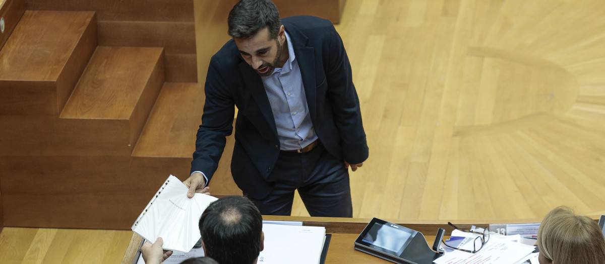 Imagen del portavoz socialista José Muñoz entregando un dosier al presidente de la Generalitat, Juanfran Pérez Llorca.