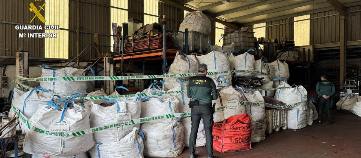Cobre intervenido en una operación con tres empresarios detenidos en la provincia de Pontevedra

REMITIDA / HANDOUT por GUARDIA CIVIL
Fotografía remitida a medios de comunicación exclusivamente para ilustrar la noticia a la que hace referencia la imagen, y citando la procedencia de la imagen en la firma
08/10/2026