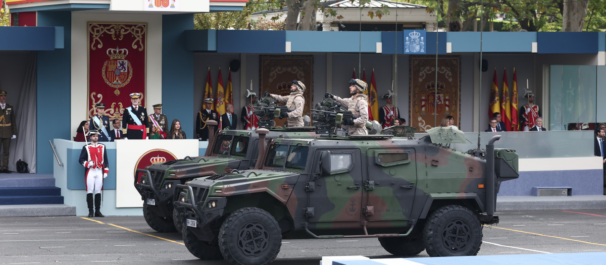 Los reyes Felipe y Letizia, la princesa Leonor y la infanta Sofía, durante el acto solemne de homenaje a la bandera nacional y desfile militar por el 12 de octubre