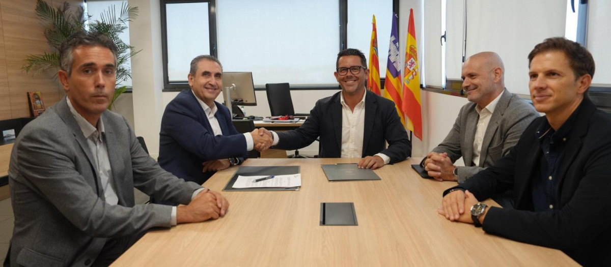 En el centro de la imagen, Higinio Martínez, responsable de Aqualia, y el alcalde de Ibiza, Rafa Triguero.