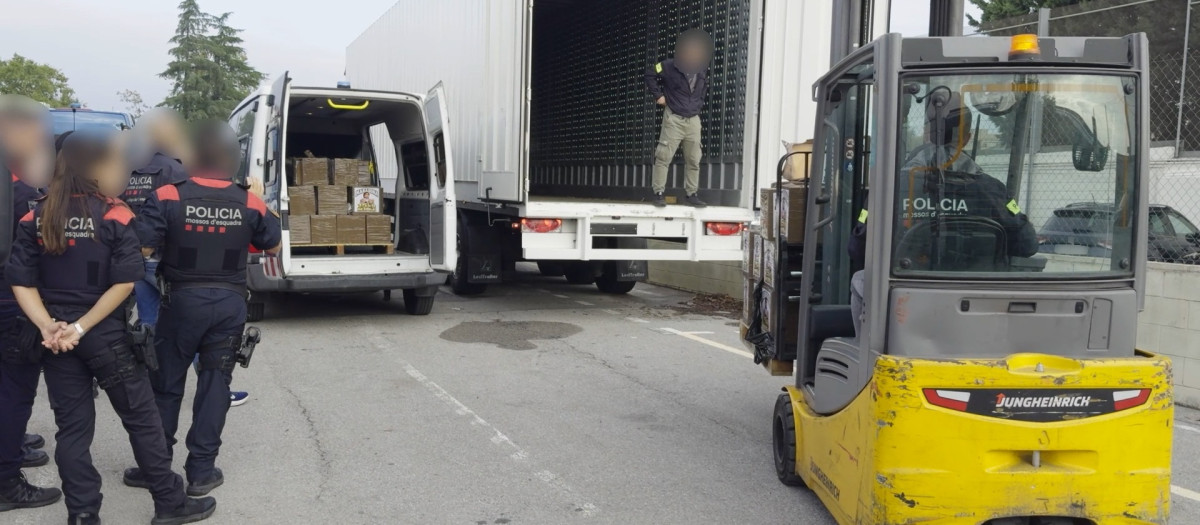 Imagen del operativo en una nave de Cabanes (Gerona) en que se han desmantelado 8.025 kilos de hachís