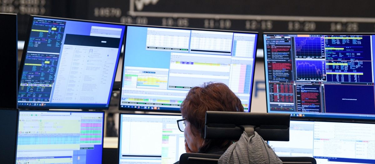 (Foto de ARCHIVO)
09 March 2020, Hessen, Frankfurt/Main: A stock trader watches her monitors on the trading floor of the Frankfurt Stock Exchange. Stock exchanges around the world are reacting with huge losses to the fall in oil prices and concerns about the economic consequences of the coronavirus epidemic. Photo: Arne Dedert/dpa

09/3/2020 ONLY FOR USE IN SPAIN