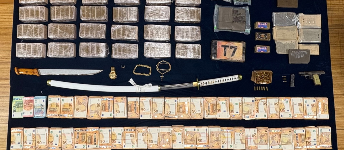 Operación antidroga con seis detenidos en Vigo y Ponteareas e intervenidos más de medio millón de euros, armas y vehículos

REMITIDA / HANDOUT por POLICÍA NACIONAL
Fotografía remitida a medios de comunicación exclusivamente para ilustrar la noticia a la que hace referencia la imagen, y citando la procedencia de la imagen en la firma
08/10/2026