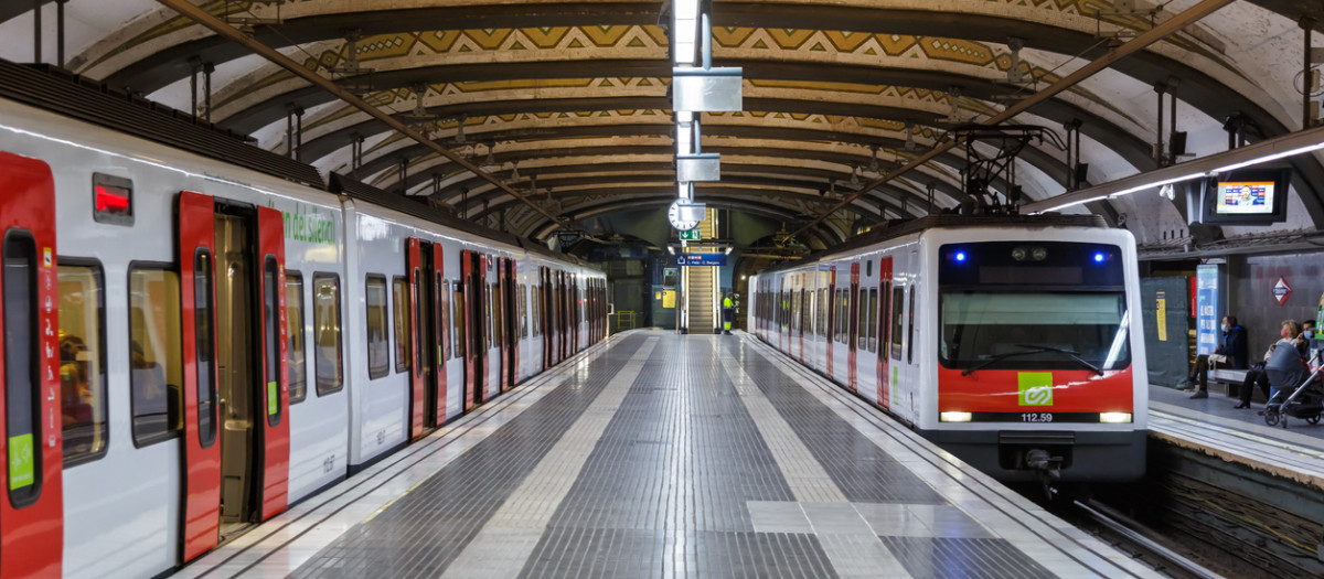 El metro de Barcelona para un minuto por la memoria de Maricarmen