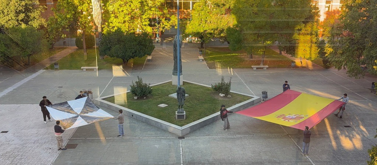 Las Nuevas Generaciones de Madrid despliegan banderas de España y Ceuta en la URJC de Vicálvaro