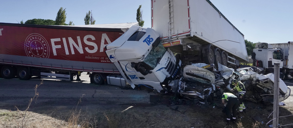El accidente ha obligado a cortar la A-62 en sentido Salamanca a la altura de Tordesillas