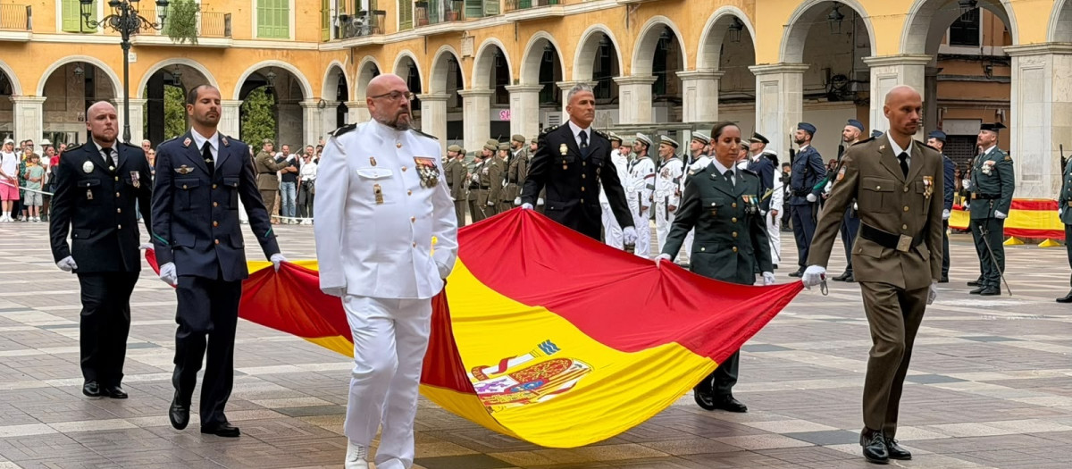La bandera española en manos de militares de los distintos Ejércitos

EUROPA PRESS
09/10/2026